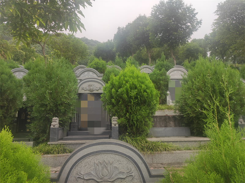 金鳌山陵园墓区