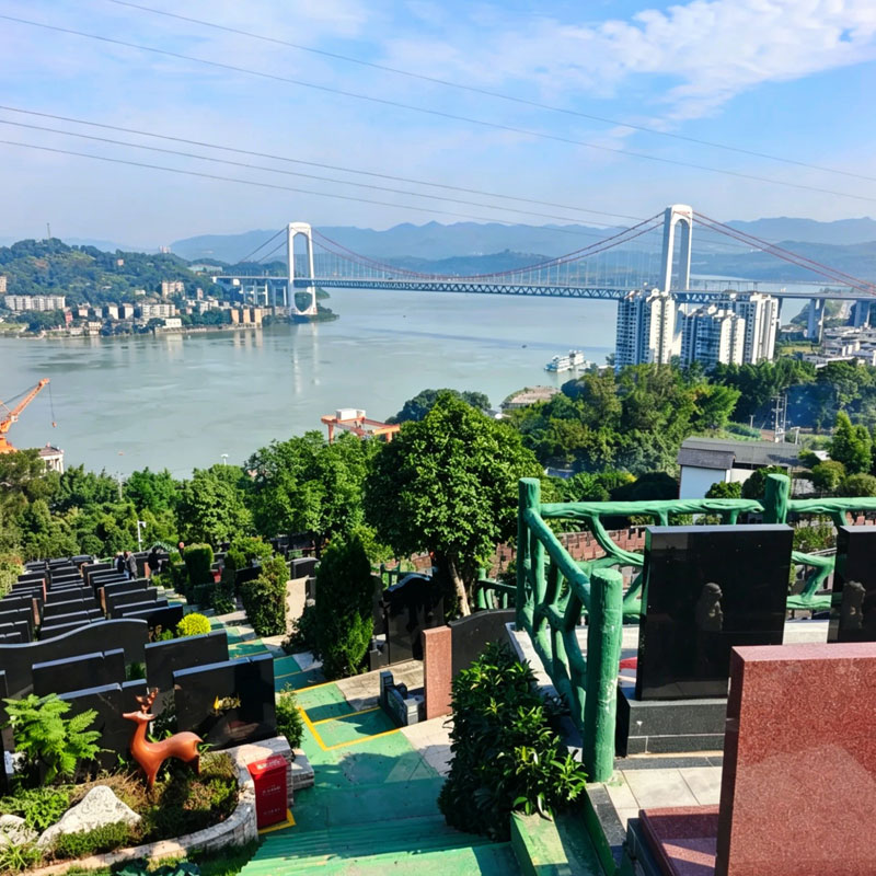 可以看见长江的陵园