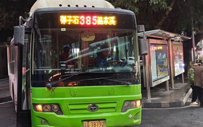重庆385路公交车经过灵安陵园 重庆385路公交车经过灵安陵园